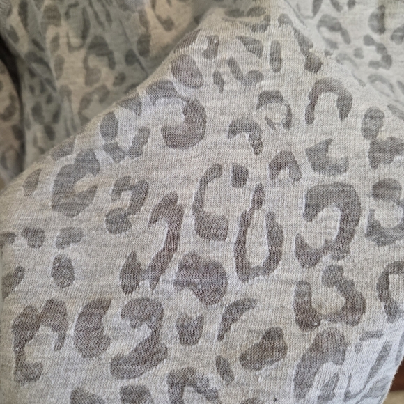 Aeropostale Womens Leopard Print Cut off long Sleeve Sweater Size Medium - Picture 4 of 9